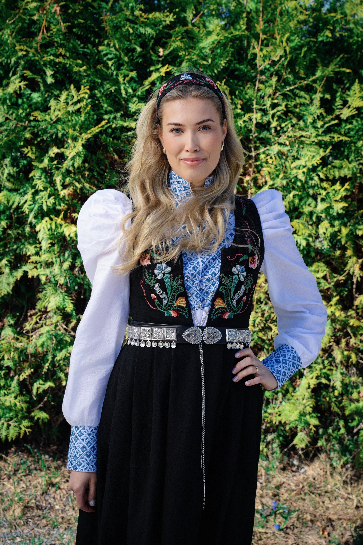 Drömblusen Vit med Blå Broderi