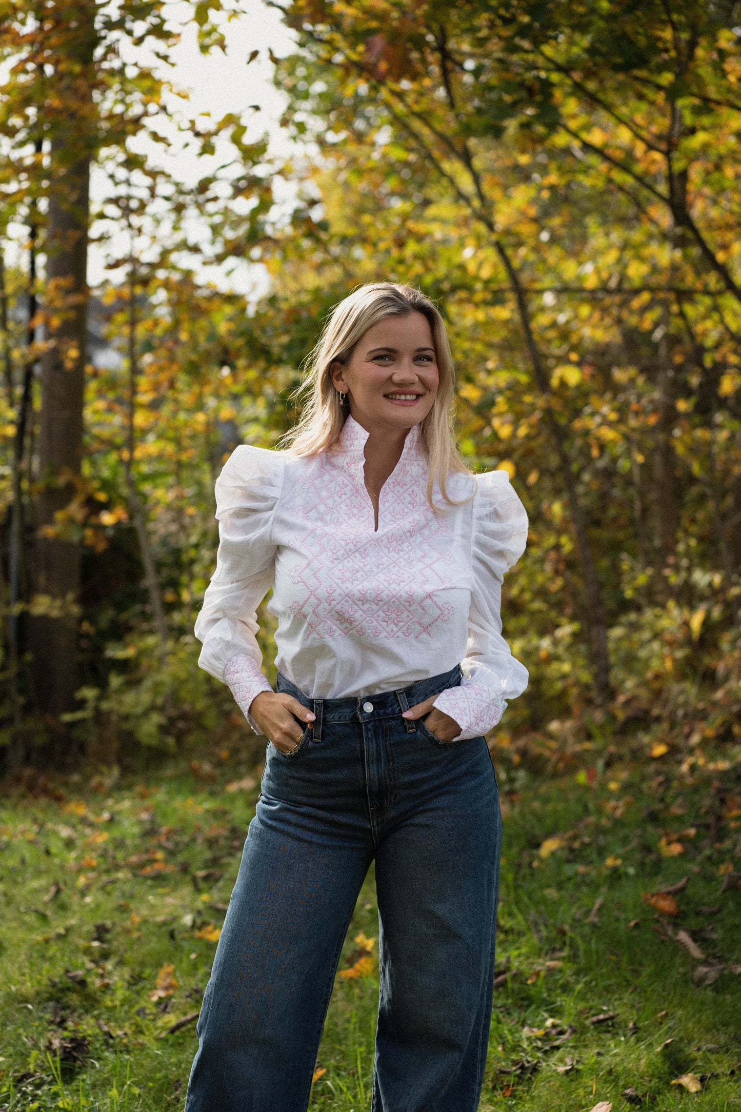 Drömblusen Vit med Rosa Broderi