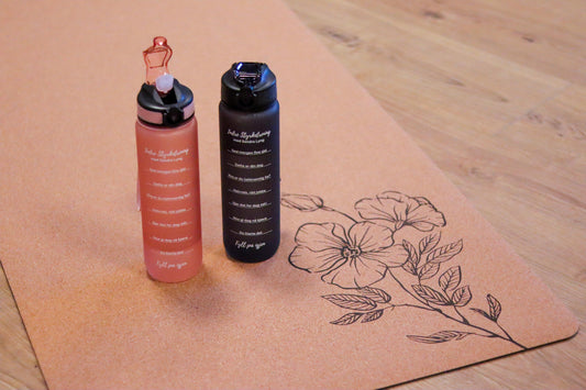 Träning för inre styrketräning i kork, blommor och yogamatta