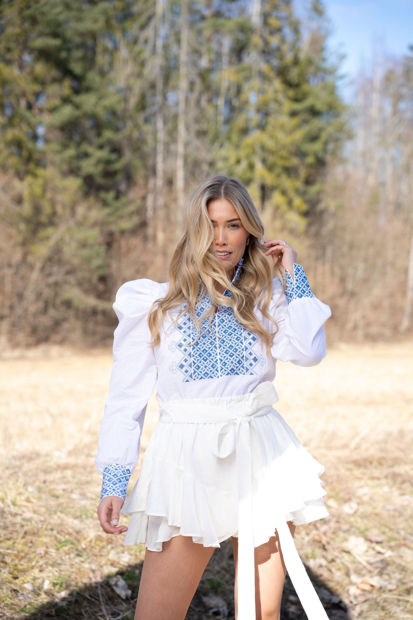 Drömblusen Vit med Blå Broderi