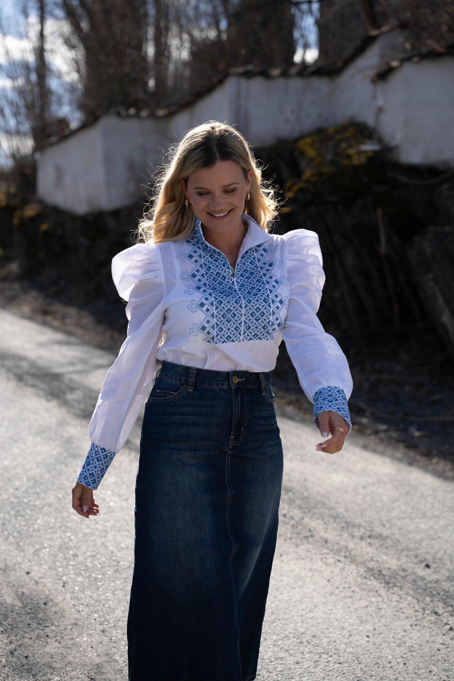 Drömblusen Vit med Blå Broderi