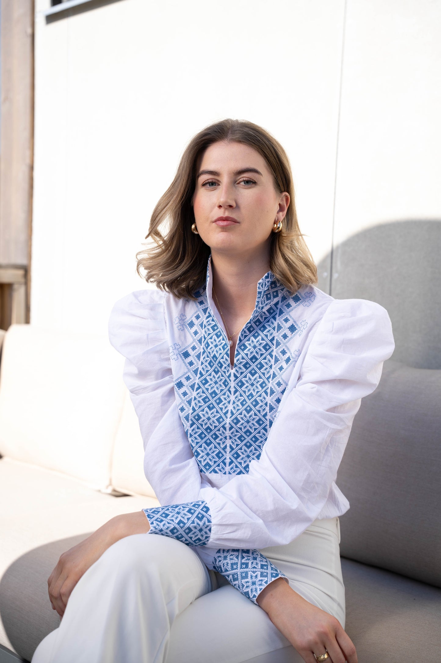 Drömblusen Vit med Blå Broderi