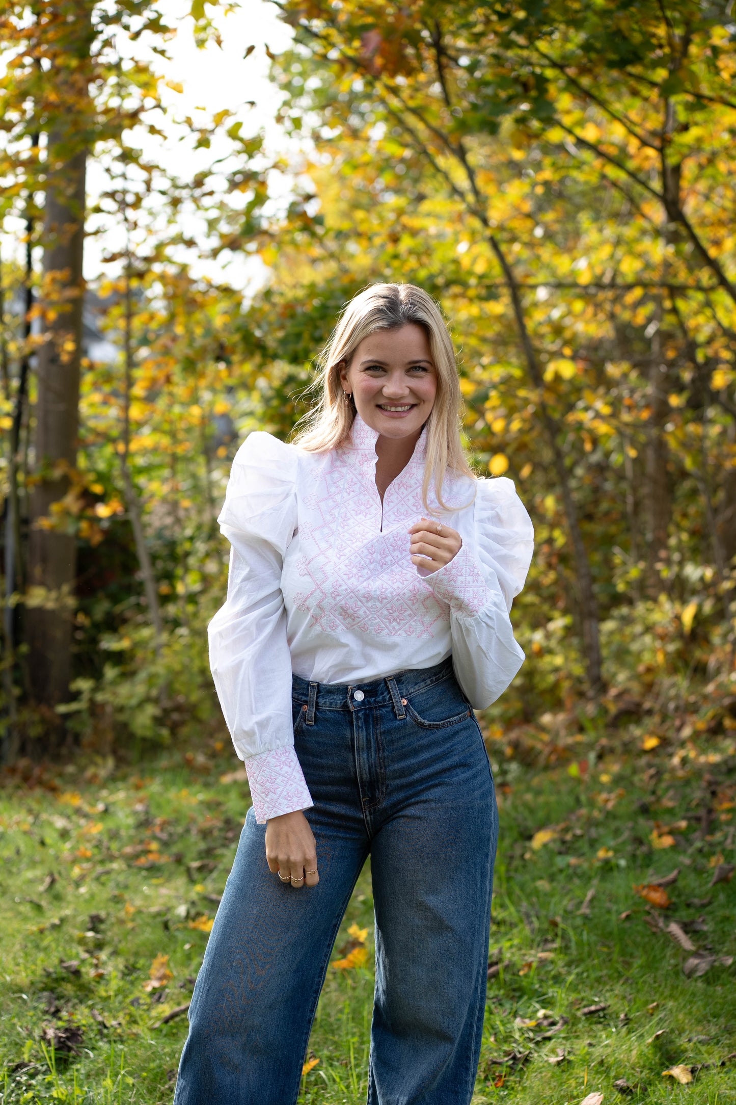 Drömblusen Vit med Rosa Broderi