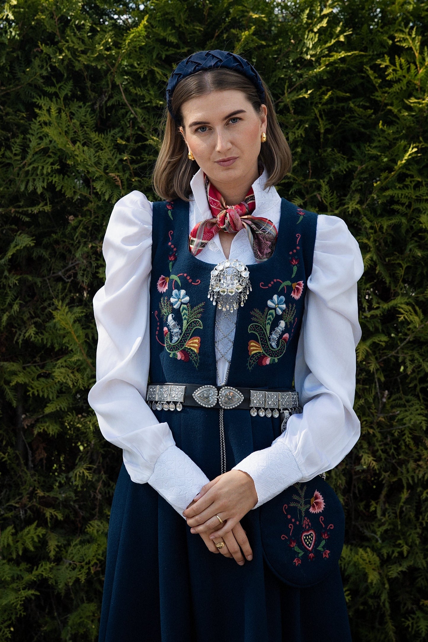 Drömblusen i vitt med vitt broderat siden