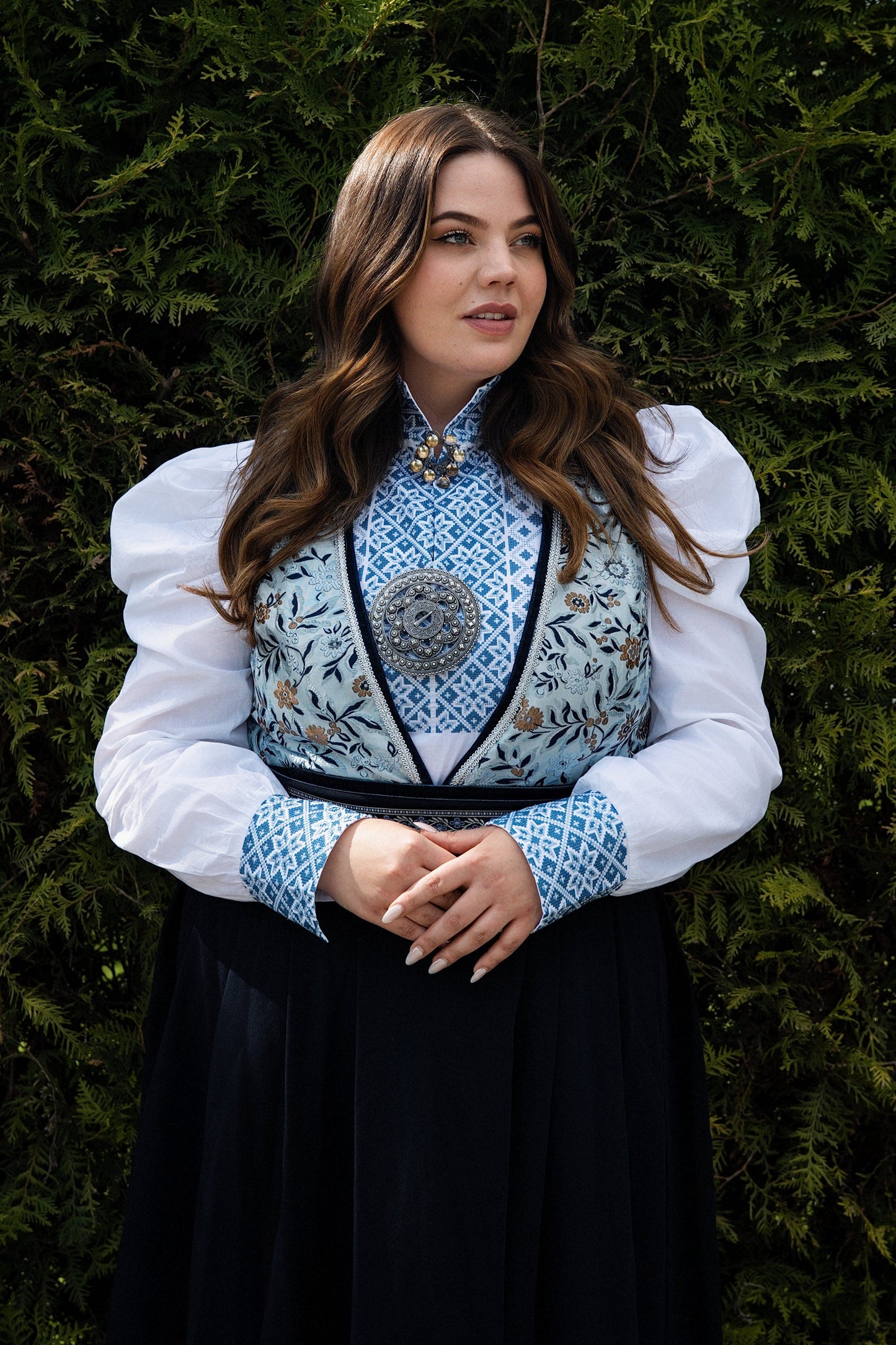 Drömblusen Vit med Blå Broderi