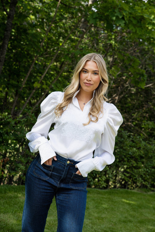 Drömblusen i vitt med vitt broderat siden