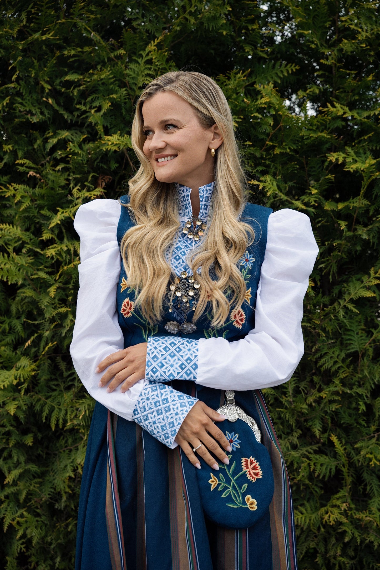 Drömblusen Vit med Blå Broderi