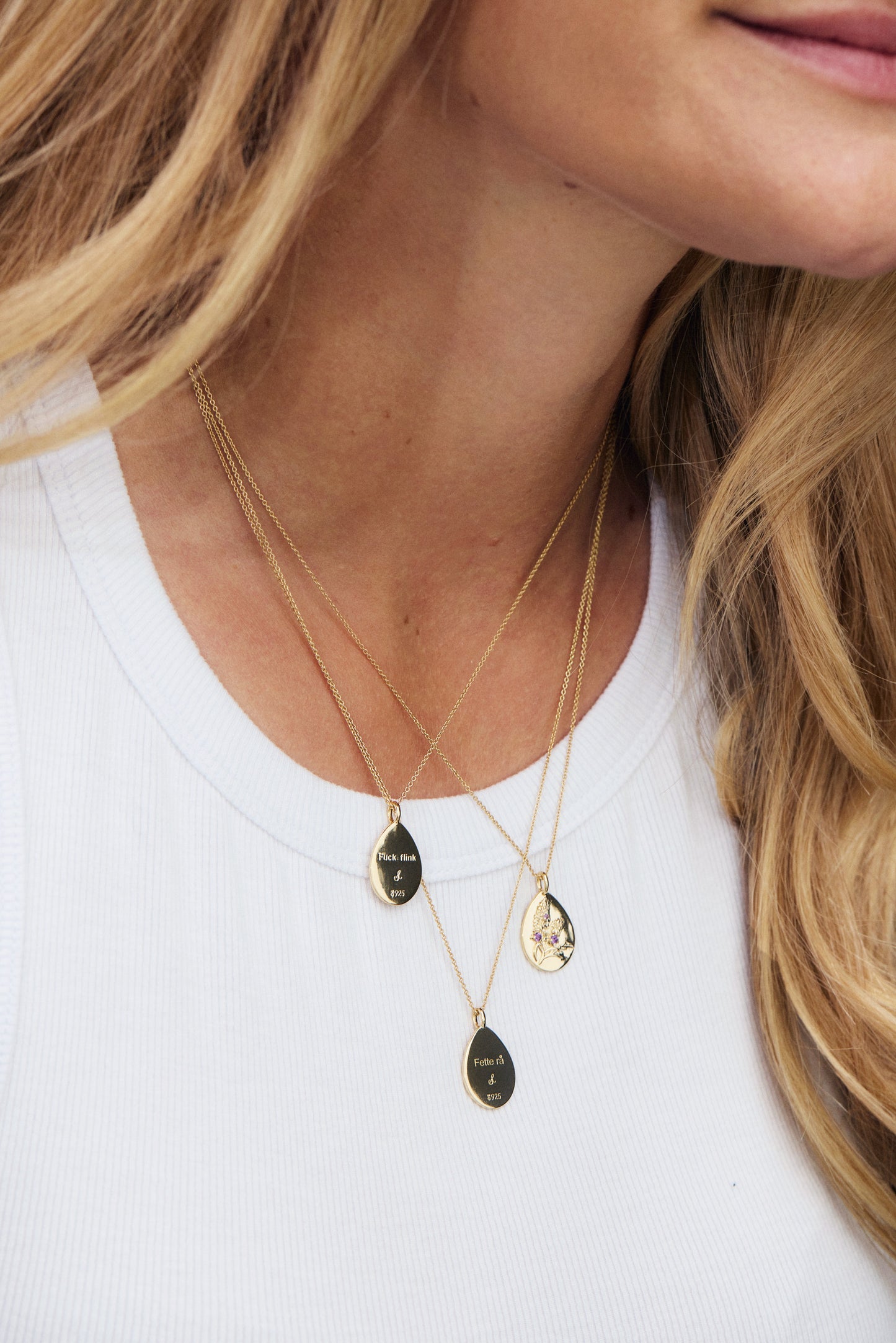 Amulett "Good enough is perfect" med ametist och förgyllt silver