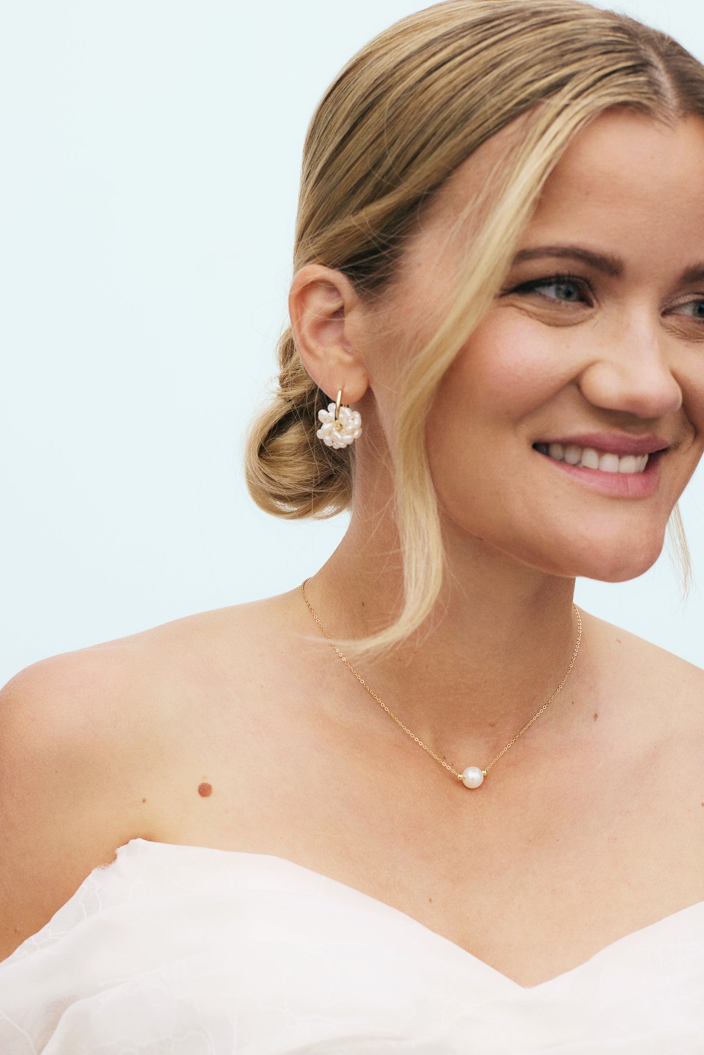 Örhängen i förgyllt silver med sötvattenspärlor