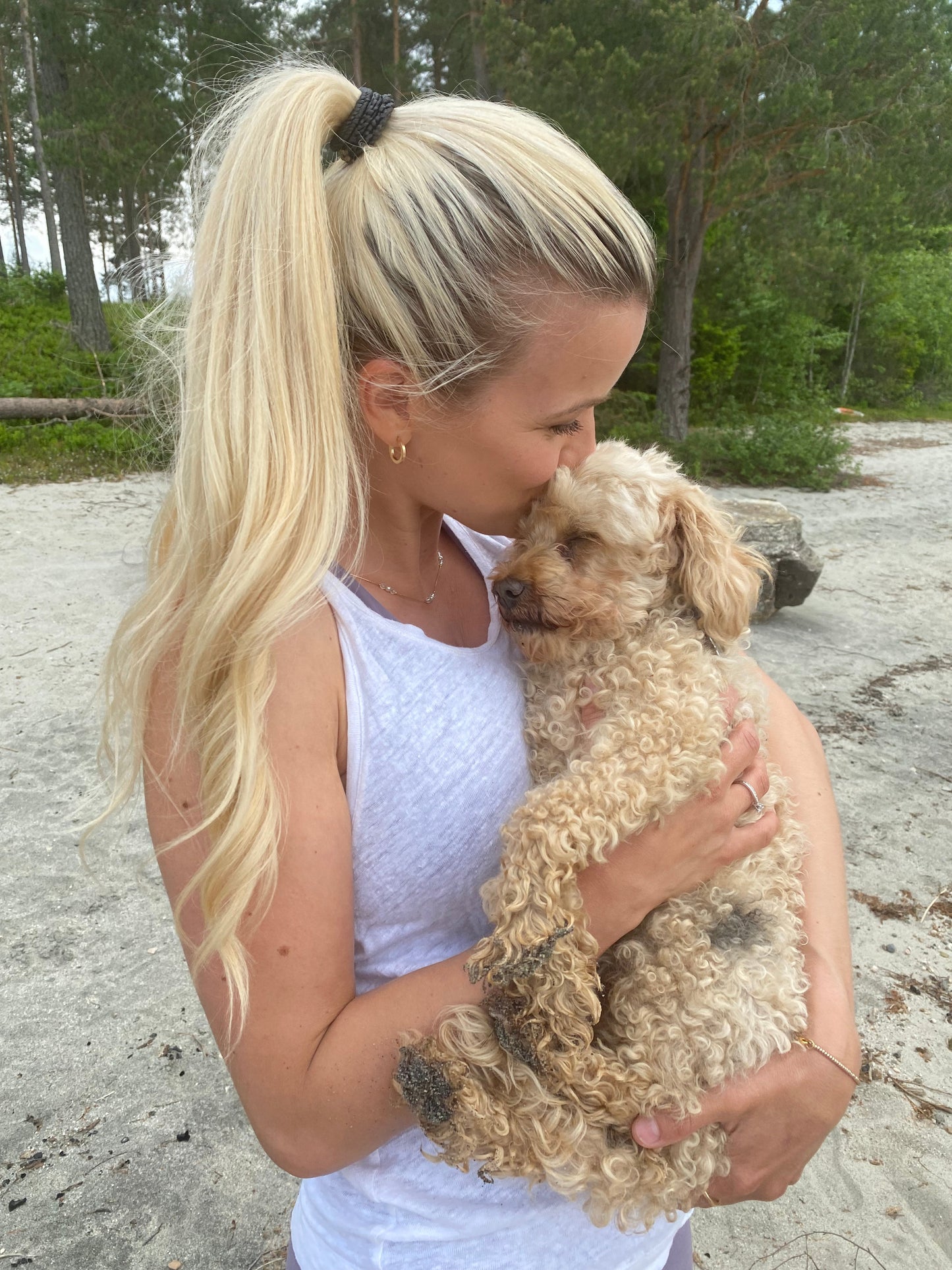 Hund gjord av sötvattenspärlor och förgyllt silver