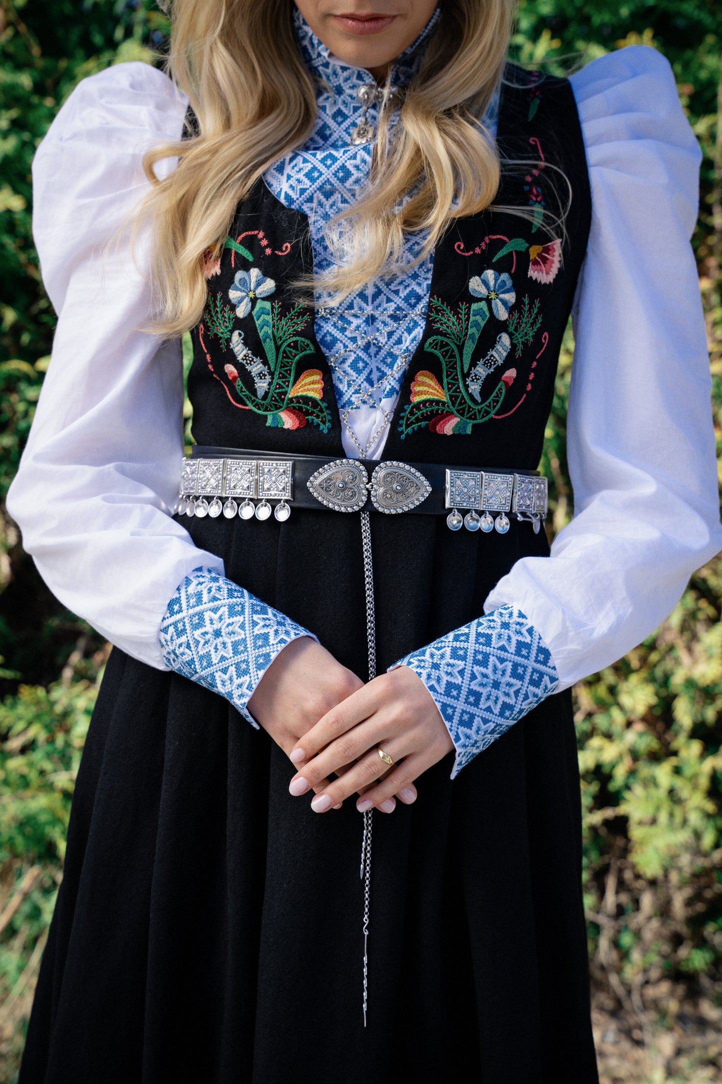 Drömblusen Vit med Blå Broderi