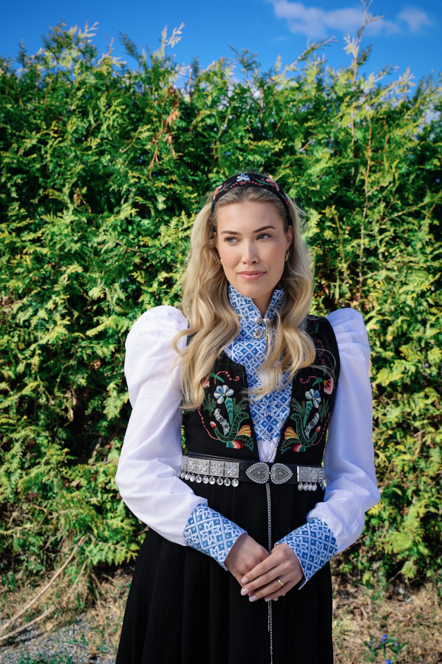 Drömblusen Vit med Blå Broderi