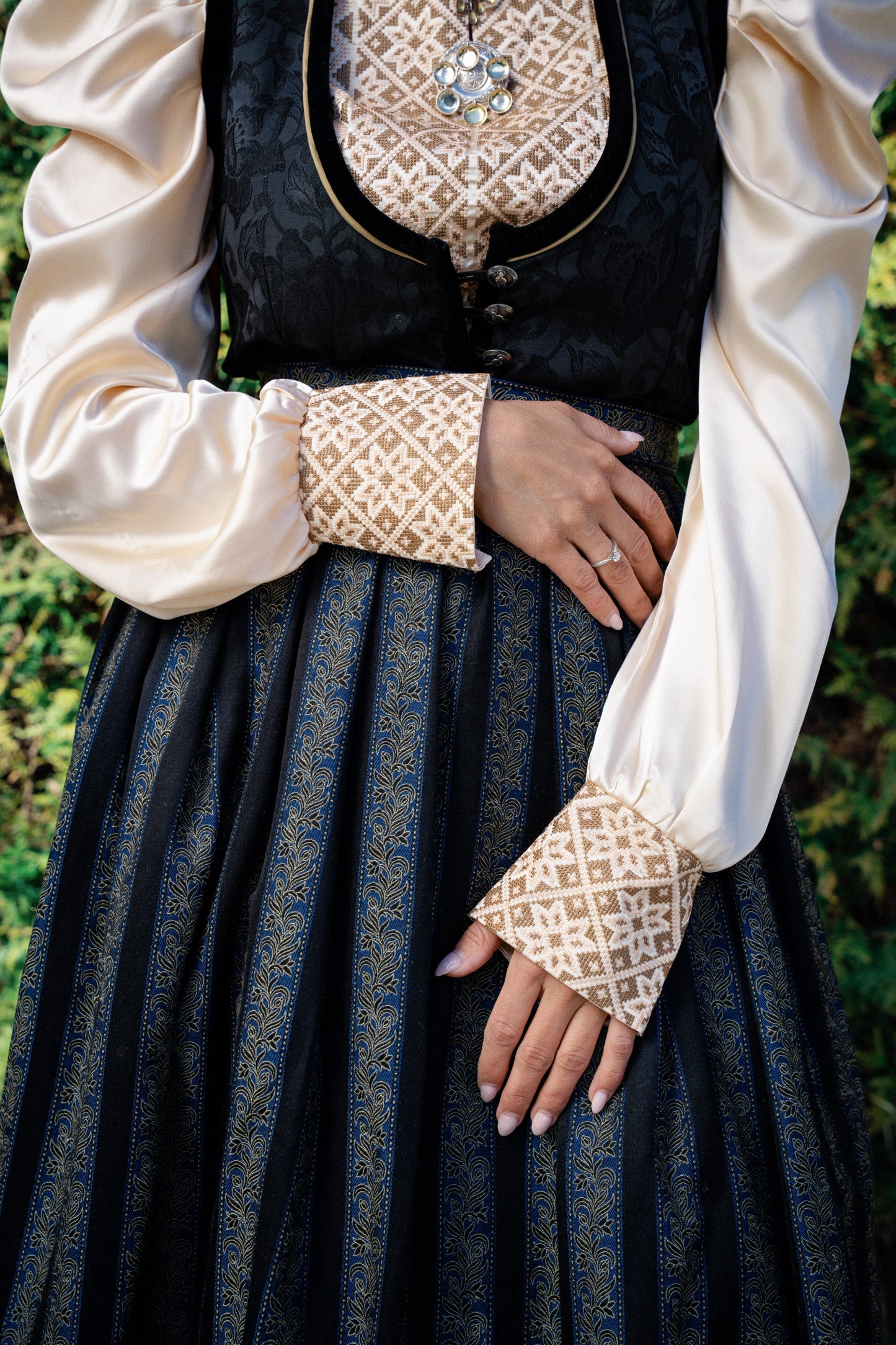 Drömblusen champagne siden