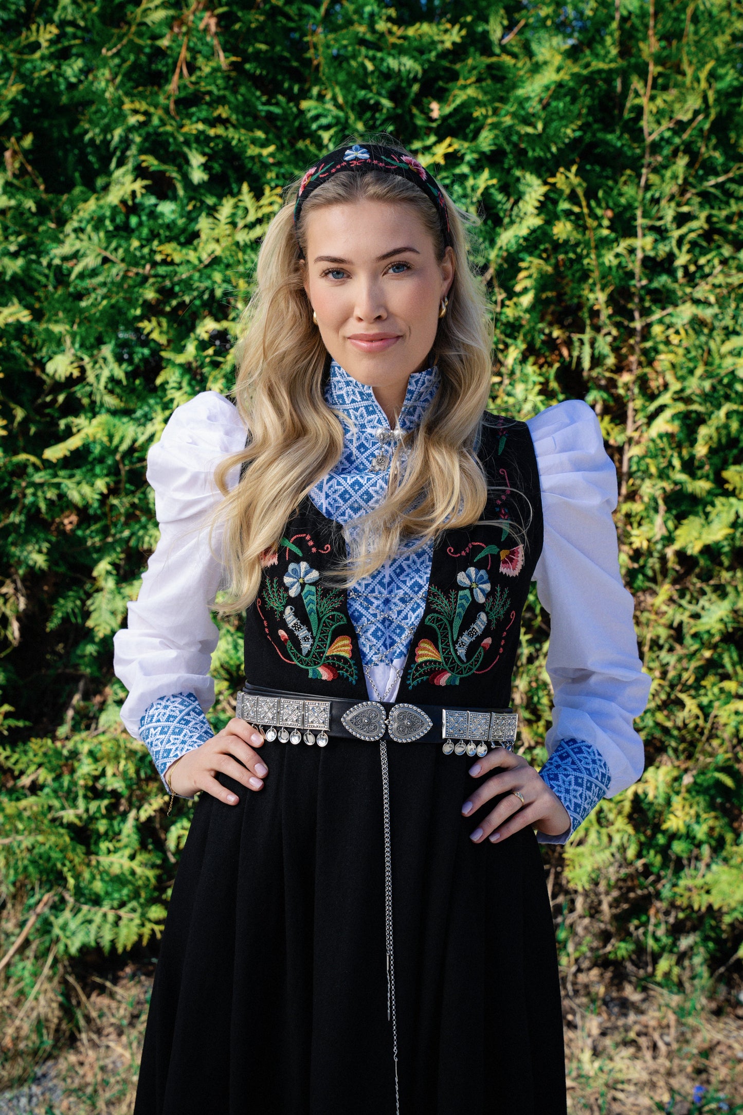 Drömblusen Vit med Blå Broderi