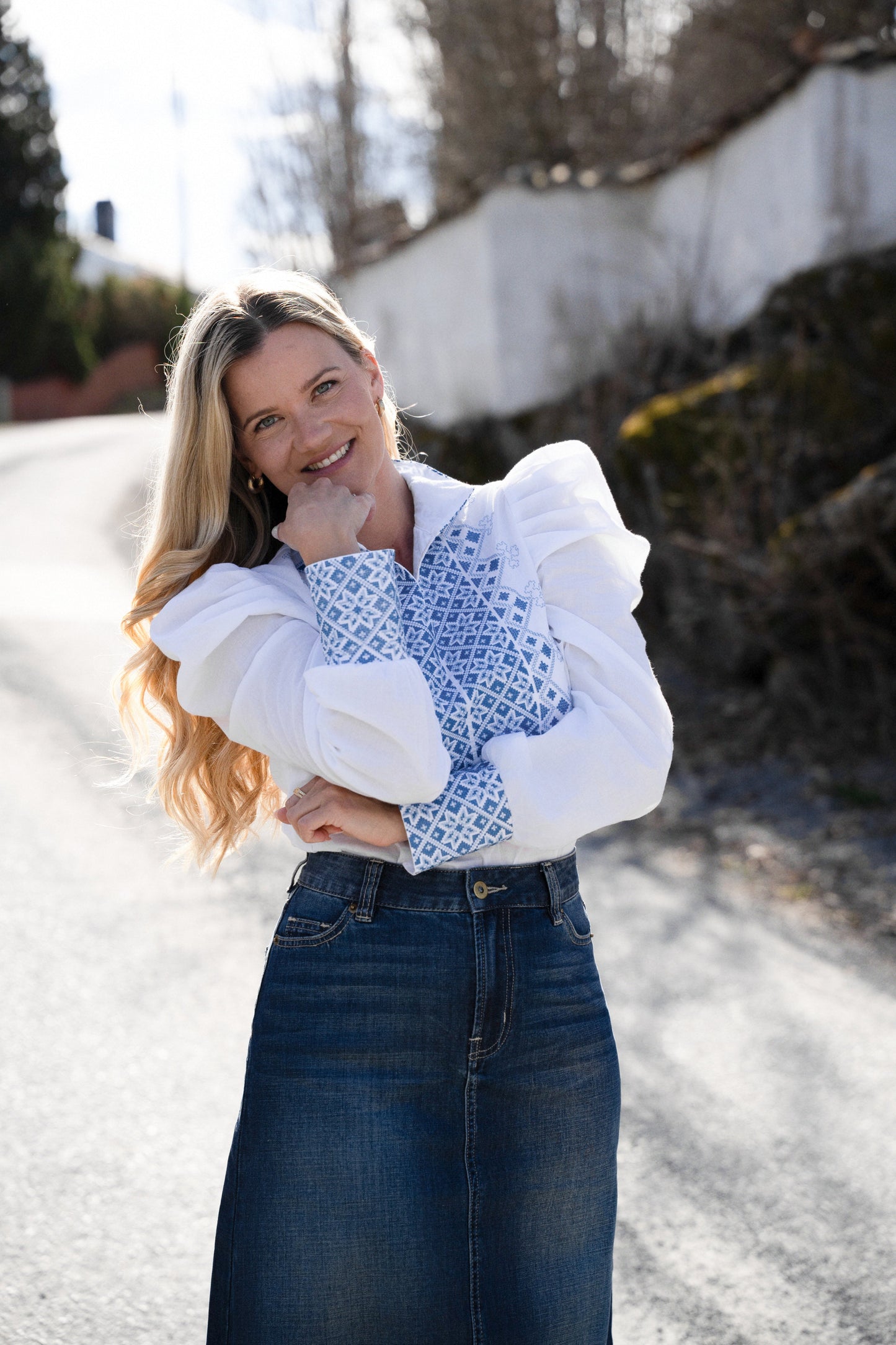 Drömblusen Vit med Blå Broderi